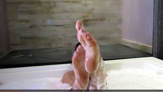 Ich liebe ein Bad in der Badewanne, noch mehr, um einen sehr leckeren Handjob zu meinen Ehren zu leiten