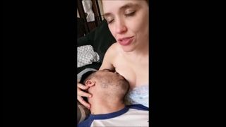 Vrouw krijgt een dubbel orgasme door haar man borstvoeding te geven!