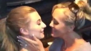 Stiefmutter küsst Tochter (sm)