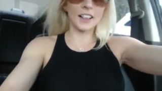 Sexy Blondine kommt mit einem Dildo in ihrem Auto