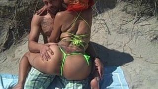 Latinas Arsch wird am öffentlichen Nicht-FKK-Strand gepackt!