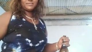 Sexy schwarzes Mädchen, das selfie.mp4 macht