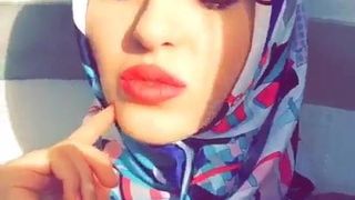 Türkischer Turbanli-Hijab hat heiße Lippen