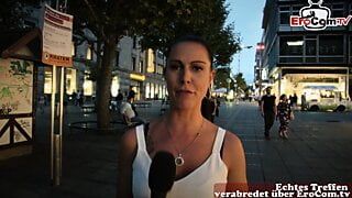 Duitse casting voor cuckold op straat met een stel in het openbaar