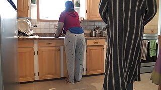 Marokkanische Ehefrau bekommt Creampie, Doggystyle Quickie in der Küche