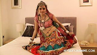 Gujarati indisches College-Schätzchen Jasmin Mathur Garba Dance