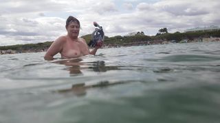 Chrissi nackt schwimmen in Mallorca
