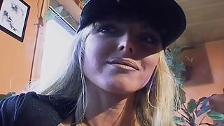 Eine vollbusige blonde MILF aus Deutschland spielt mit einem kleinen Schwanz