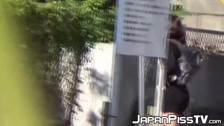 Junge japanische Schätzchen pinkeln heimlich überall in der Stadt