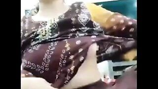 Muslimische Mutter fingert