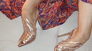Selena's kleine mooie voeten op hakken poseren en aanbidden