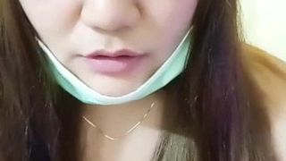 Thai-Mädchen zeigt live ihre Titten