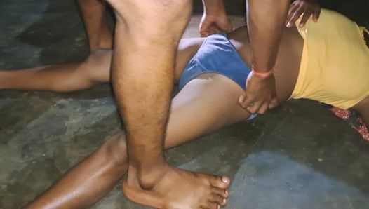 Sexy indische bhabhi sucht nach einem schwanz, nachdem ihr ehemann zur arbeit gegangen ist