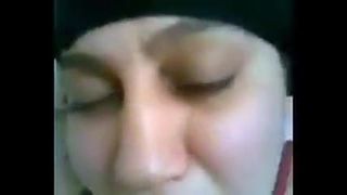 Ehefrau in einem Niqab genießt Sex mit jungem Liebhaber