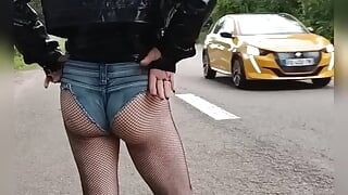 Gehen in der stadt und die aufforderung einer sissy in einem huren-outfit, vinyl-top und mini jeansshorts