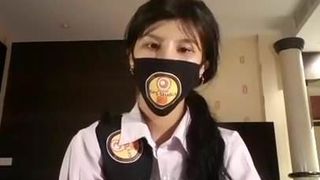 Thai-Studentin live auf Facebook