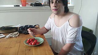 Ich komme auf Erdbeeren und esse sie