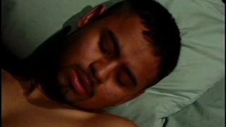 Eifersüchtiger schwuler Junge lutscht den Schwanz seines Partners im Bett, bevor er knallt