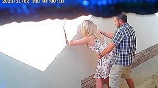 Voyeur -bilder av par som knullar utanför lager