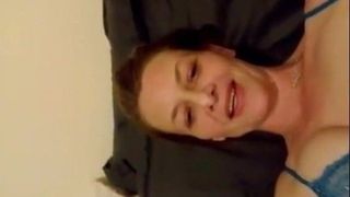 Die Ehefrau eines Freundes filmt sich wieder beim Masturbieren