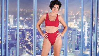 Wunderschöne Frau zweiteilig im roten Badeanzug-Bikini