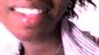 Sehr heißes schwarzes Mädchen macht eine Videobotschaft