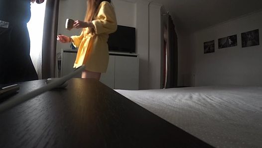 Russische vrouw bedriegt haar man met een onbekende man thuis op het bed terwijl haar man aan het werk is ...
