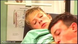 Geile schwule Ärztin verführt einen entzückenden blonden Jungen