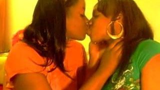 Schwarze Mädchen küssen
