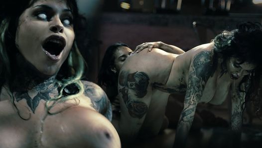 Chica tatuada con grandes tetas y su mejor amiga tiene un trailer de sexo lésbico duro