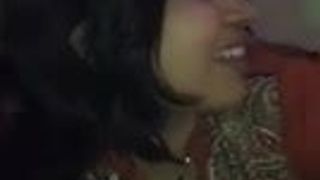 Sexy paki Mädchen mit Topf im Hindi-Audio-Gift