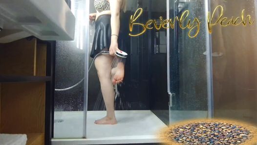 Beverly Peach verwöhnt ihre Füße im Hotelzimmer