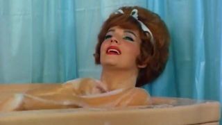 Rothaariger Pornostar nimmt ein heißes Bad (Retro aus den 60er Jahren)