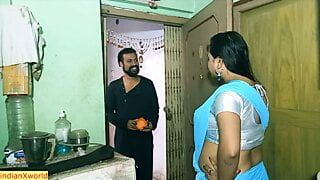 Desi hete bhabhi heeft in het geheim seks met de zoon van de huiseigenaar !! hindi webserie seks