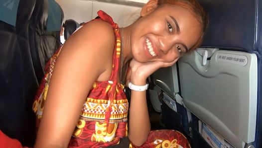 Thai-Teen-Freundin im Flugzeug und auf dem großen Schwanz ihres Freundes im Hotel