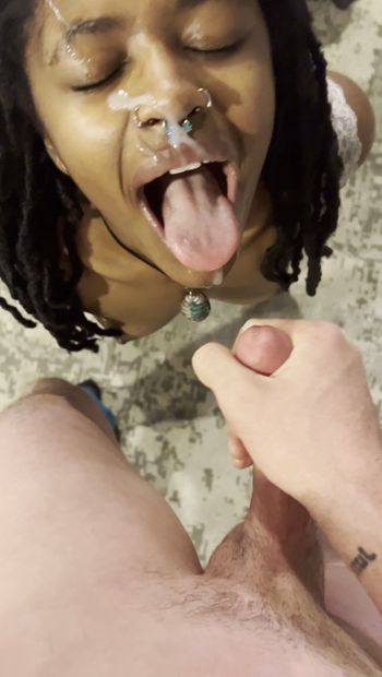 Une petite black de 18 ans suce une bite blanche avec éjaculation