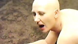 Devote Schlampe - ein komplettes Video mit einer schmutzigen Kopfrasur