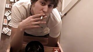 Gepiercter twink Carl Alexander streichelt seinen schwanz beim rauchen