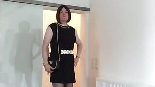 Nicki-travestie, nouvelle robe Melrose, collants et bottes