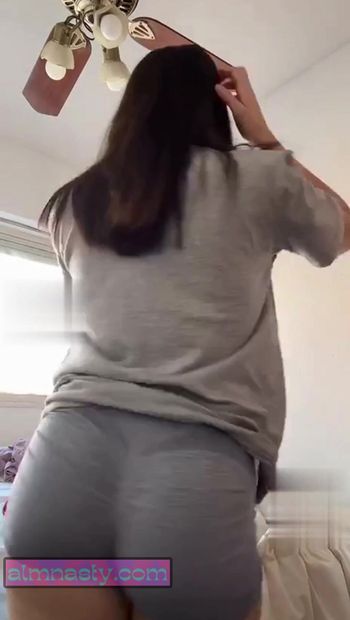 LATINA TEASE! Thick Latina shows twerking skills