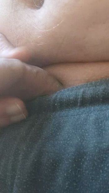 Мой любопытный маленький пенис смотрит из моих брюк