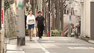 Japońska milionerka zostaje aresztowana i rucha się ze wszystkimi świadkami, a jej rogacz obserwuje