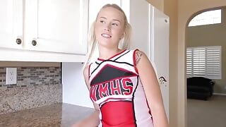 Blonde cheerleaderin layla liebt einen harten schwanz