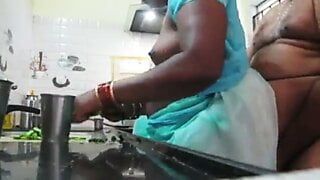 Tamilische MILF im Küchentisch gefickt