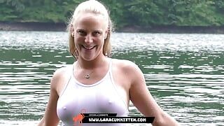 Lara Cumkitten - openbaar in badpak ?? Heet poseren en zich aftrekken bij het meer