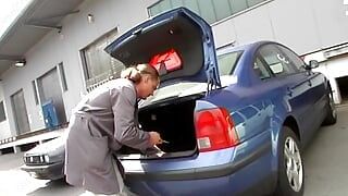Pequena garota alemã peituda fodendo com um cara selvagem no estacionamento
