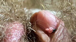 Primo piano estremo di grande clitoride, vagina, buco del culo e bocca - video feticcio della gigantessa, corpo peloso