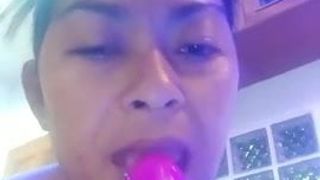 Thai Frau liebt den Dildo in Muschi und Arsch