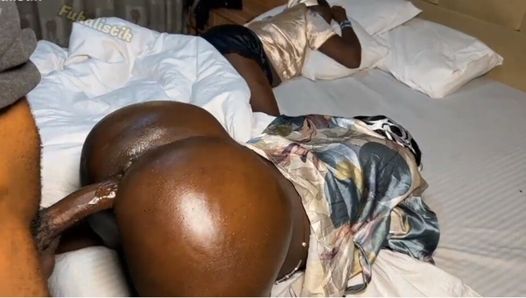 Nigeriana grandona infiel colega de quarto tem buceta esticada pelo bbc do namorado de roomie