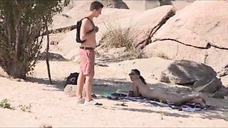 Uno sconosciuto si innamora del grosso cazzo di Jotade sulla spiaggia dei nudisti